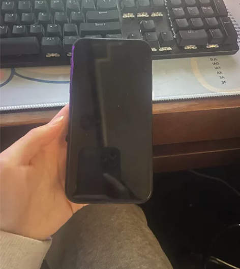 苹果11，128g用了三个月屏幕有一点点划...