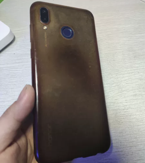 荣耀play 6+64 不卡顿 全程钢化膜...