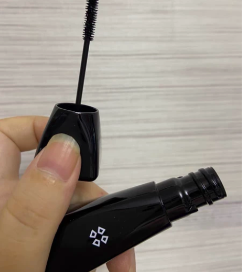 丹丝朵小黑塔睫毛膏自然纤长防水，全新一支，...