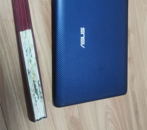 华硕的超小型号笔记本电脑,内存1G,硬盘比...