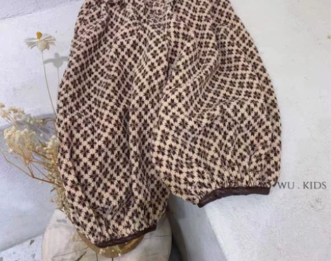 出一条复古咖色碎花萝卜裤全新110码，实物...