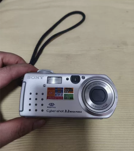 索尼p5，320万像素，6倍变焦，原装电池...