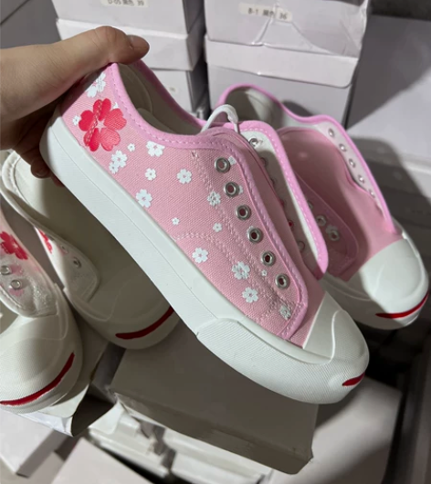 全新樱花帆布鞋板鞋，10元一双包邮。 码数...