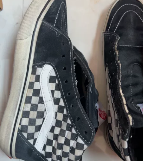 万斯vans 棋盘格 内里是皮面的 有鞋带...