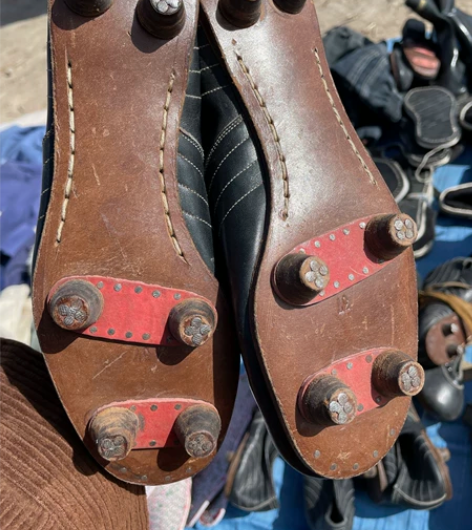 库存老足球鞋，上海火炬牌足球鞋。里外全牛皮...