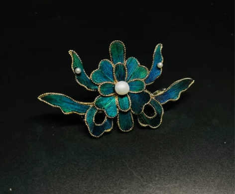 孔雀毛仿点翠胸针 材料：铜配，珍珠时间：7...