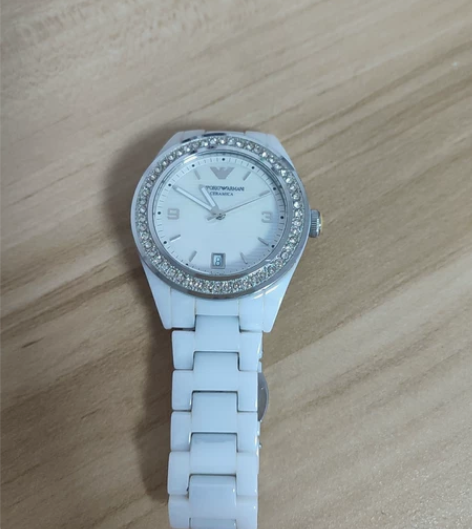 阿玛尼手表白色女士 朋友之前送的，不习惯戴...