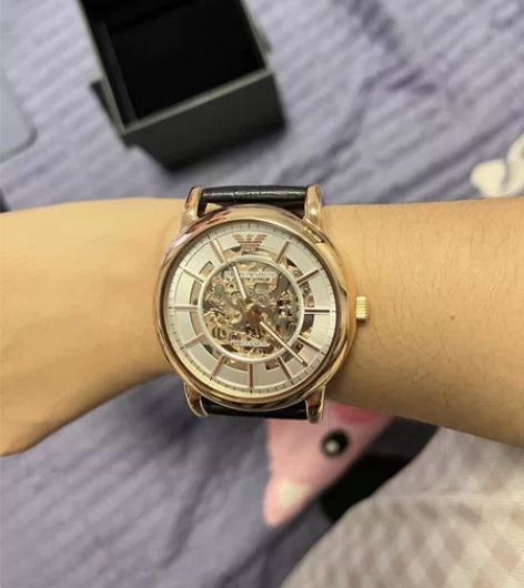 阿玛尼手表，得物购买包装齐全，就试戴了两秒...