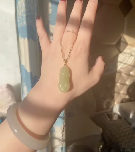 和田玉若羌黄口长脸佛吊坠，18k金厚金镶嵌...