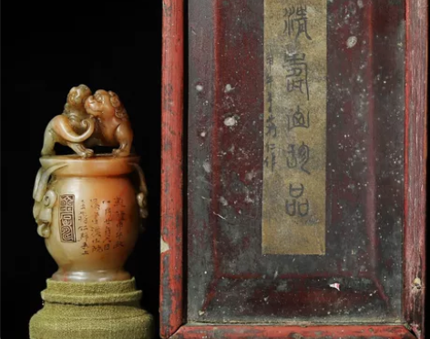 旧藏木盒寿山芙蓉石雕刻双螭虎龙钮印章,印章...