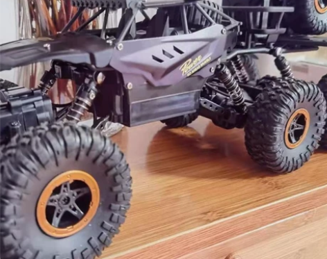 大号遥控越野车合金材质 产品特点：六驱动力...