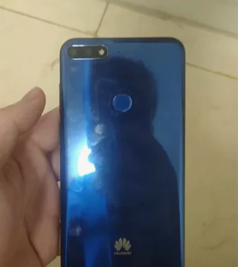 华为畅享8，4+64，成色如图小磕碰，正常...