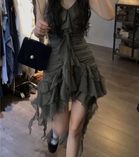高级感荷叶边吊带连衣裙女春装2022新款修...