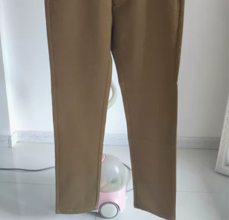 全新带吊牌一次都没穿过的卡其色休闲裤适合腰...