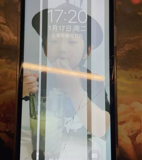 iPhoneX 屏幕小裂痕，有点花屏，未维...