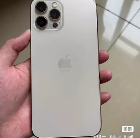 个人在用iPhone 12 Pro Max...