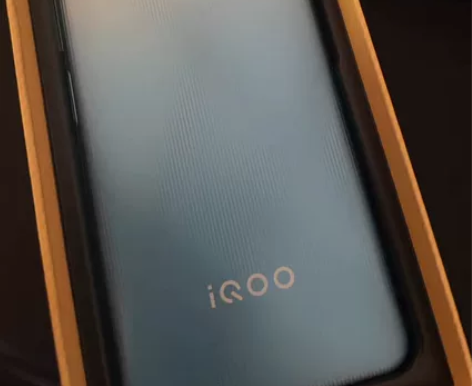 8加128G【全新未拆封】vivo iQO...