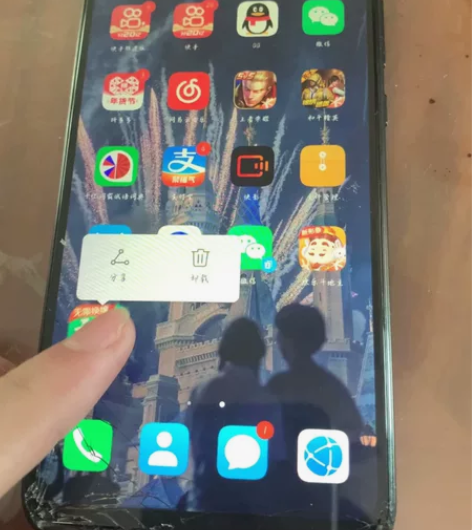 荣耀手机   自用的那个屏幕是因为今天过年...