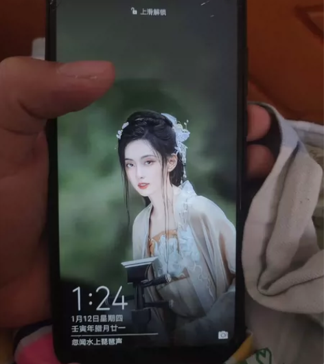 荣耀8xmax外屏碎了正常使用没问题屏幕一...