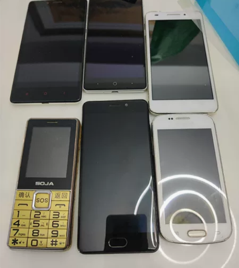 一堆手机，有收的拿走。红米，三星，荣耀，中...