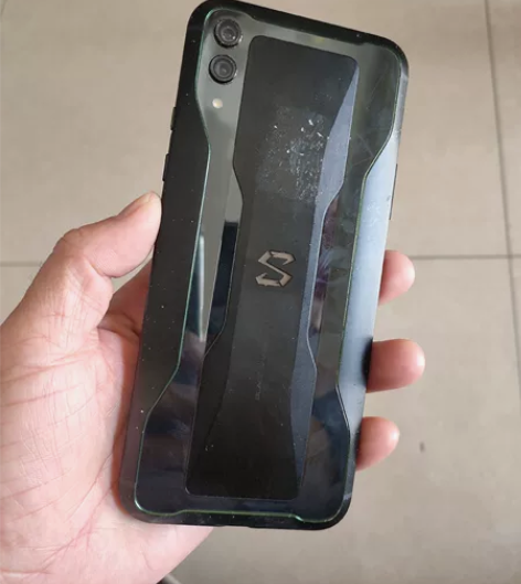 小米黑鲨2手机一台。 开机屏不亮，屏幕不知...