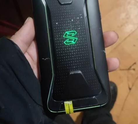 黑鲨游戏手机 运行8G内存256G，屏幕碎...