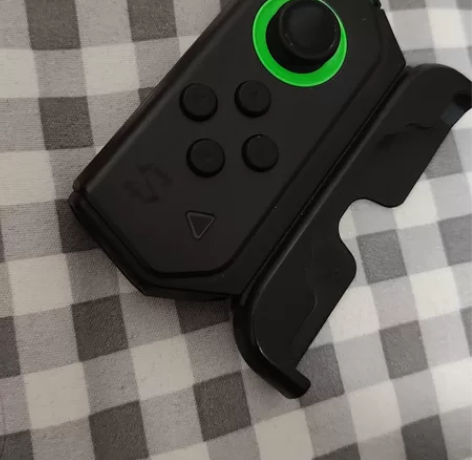 出黑鲨左手手柄，以前刷过固件可以跳过和平精...