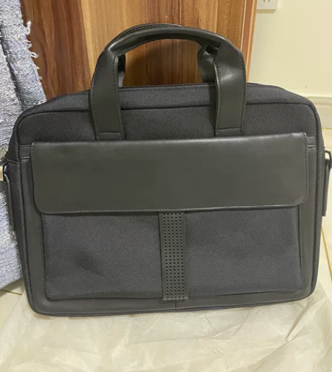 全新男士公文包,手提单肩斜挎均可。非常挺括...