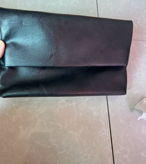 牛皮邮差包，手拿包基本没有磨损，皮质拍的有...