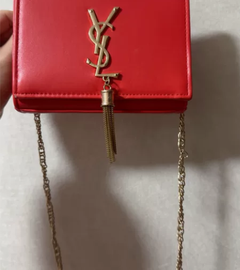 红色斜挎包  全新 一直闲置着 感兴趣的话...