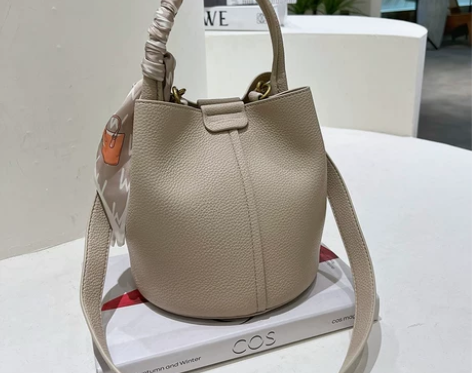 小众韩版荔枝纹丝巾水桶包女2022新款时尚...