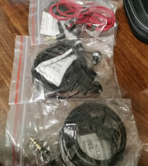 出3个耳机，都是森海塞尔的，没有logo而...