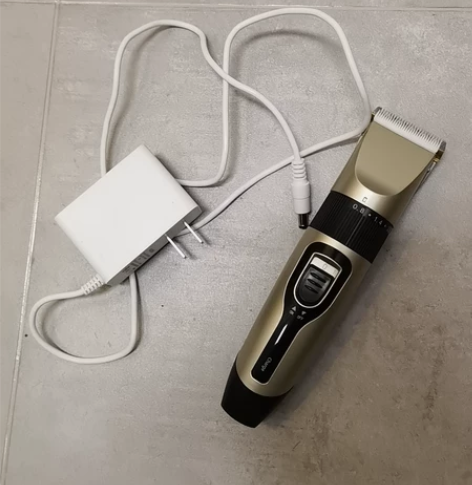 家用理发器，配件齐全似乎电充不进去了，应该...