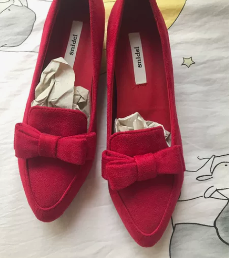 红色绒面内增高鞋子，好久之前淘宝买的，链接...