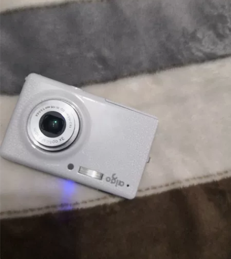 爱国者F210功能正常，有电池，没有内存卡...