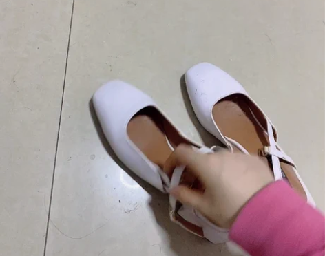 全新白色玛丽珍鞋36码，放杂货间放脏了，一...