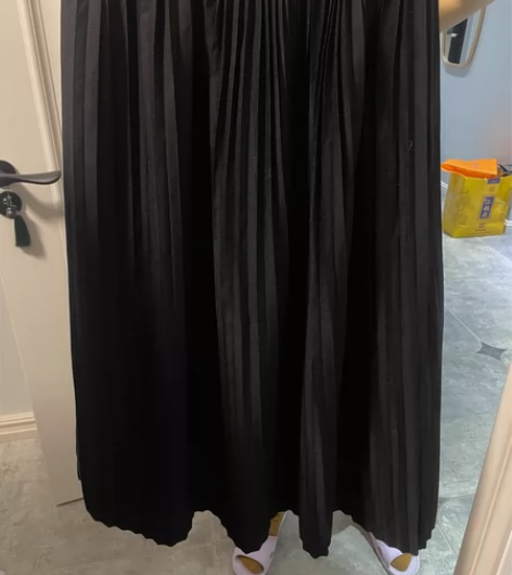 黑色百褶裙,有瑕疵,已拍照,不介意拍,弹性...