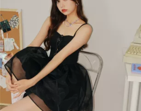 下蛋喵黑色设计感甜美镂空收腰绑带辣妹蓬蓬裙...