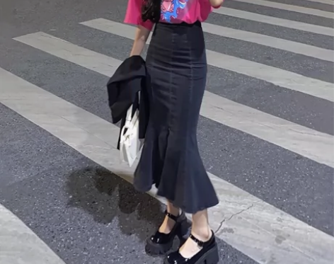 鱼尾裙黑色 有点粘毛 薄款的适合春夏秋 买...