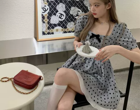 灰色波点连衣裙女夏季公主风复古法式方领泡泡...