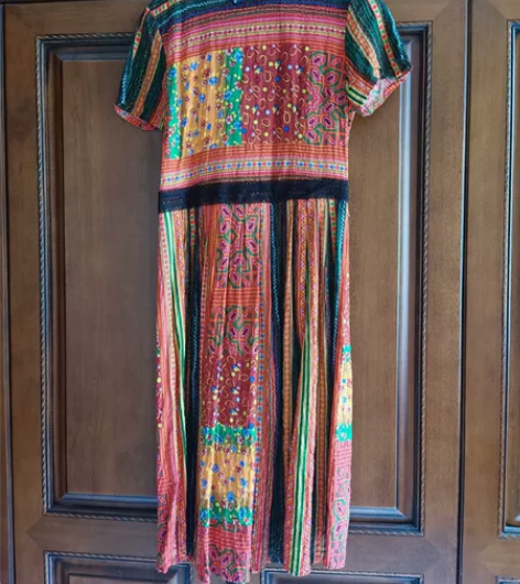 戚薇民族风裙子M号，买来洗过没穿过。拍照技...