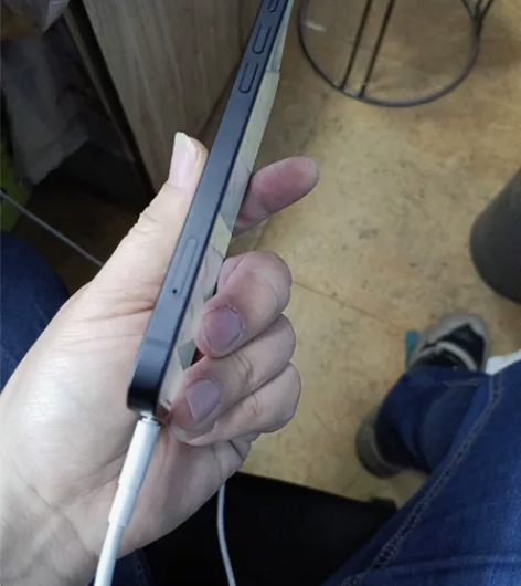 苹果12   128g  中框有一点小磕伤...