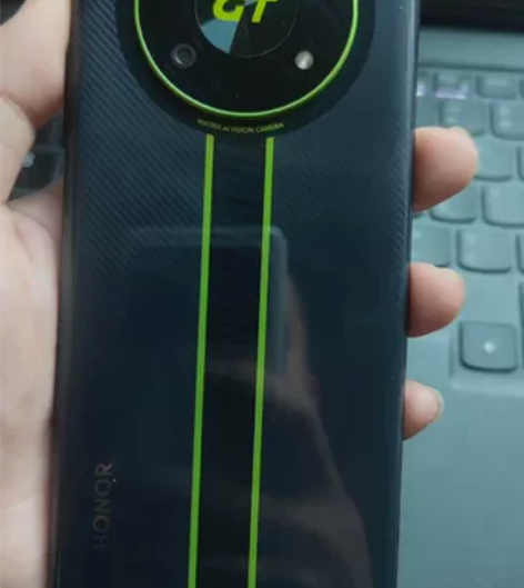 荣耀x40gt，发售时买的，买了一年屏保，...