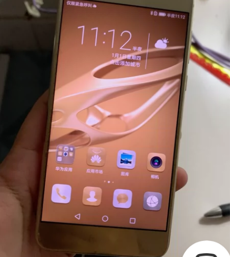 老妈自用的 荣耀8 32g的 外观轻微使用...