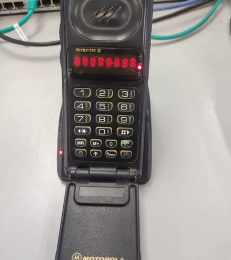 摩托罗拉 microTAC II 大哥大手...