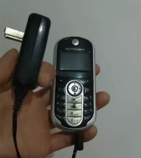 摩托罗拉老款手机   型号我没注意看  电...