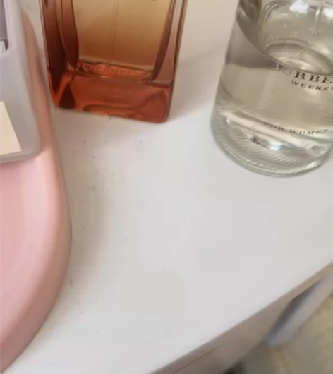 余量如图，50ml规模，喷瓶口有点小瑕疵，...