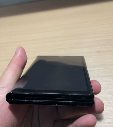 柔宇2代手机，如图所示，有个小黑点。一口价...