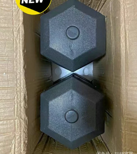 公司发的哑铃，留着没用带不走，一个5kg，...