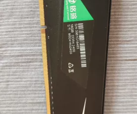 DDR4 2400的两根内存，一个8G，一...